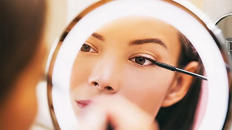 ضبط رجل أهدى خطيبته مرآة تُمكنه من رؤيتها عارية!