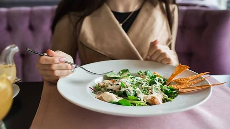 عادات غذائية تسبب أضرار صحية جسيمة للنساء