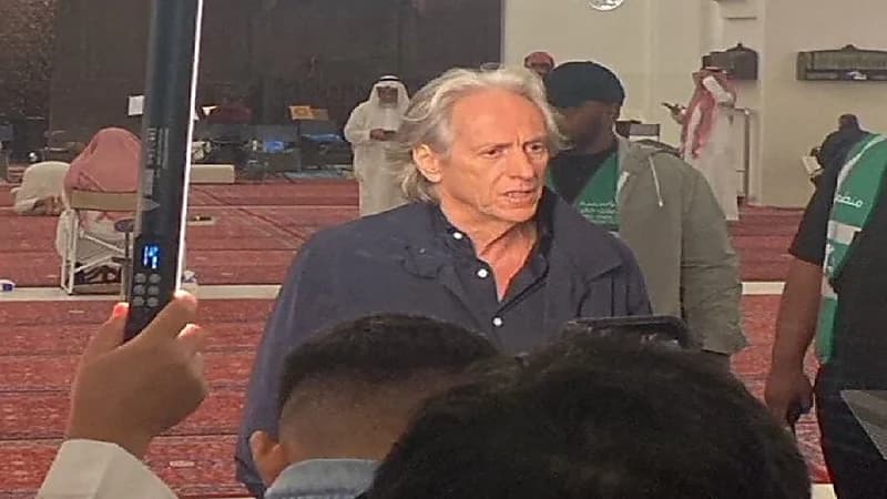 مدرب الهلال جيسوس في أحد مساجد الرياض .. فيديو