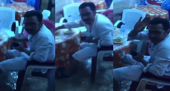 بالفيديو.. مقيم يتناول العشاء وسط السيول بنجران