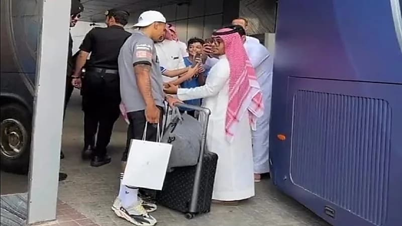 شاهد.. لقطة جميلة لبيريرا مع أحد المشجعين