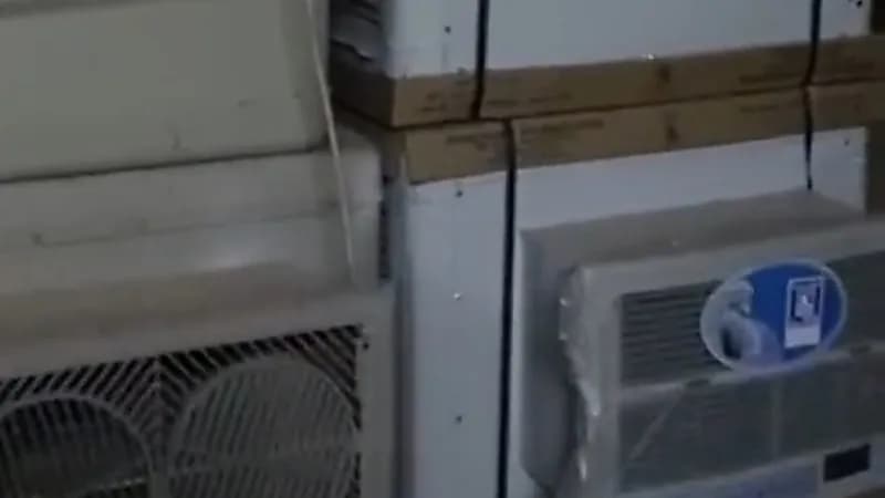 شاهد.. عمالة تمتهن إعادة طرح أجهزة التكييف المستعملة في الرياض