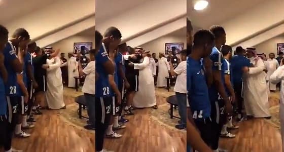 بالفيديو.. نواف بن سعد يودع لاعبي الهلال