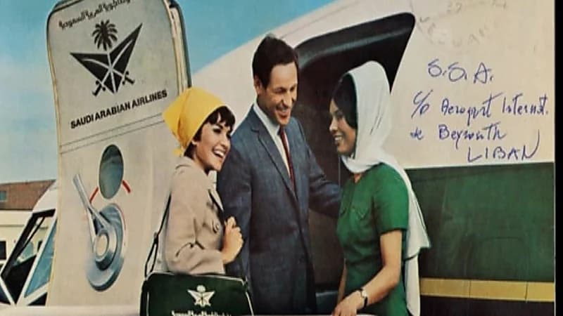 شاهد.. بطاقة بريدية تحمل إعلان الخطوط السعودية وصورة مضيفة بالزي الأخضر والوشاح الأبيض