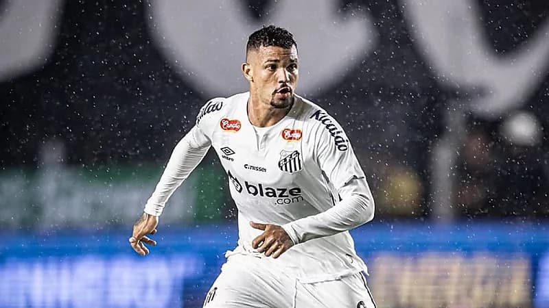 أندية سعودية ترغب في التعاقد مع المدافع إيفالدو