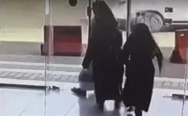 بالفيديو..ثلاثة جناة يحاولون سرقة مسن بمحل تجاري