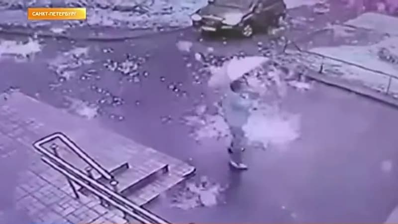 شاهد.. لحظة سقوط أمطار من نار على المارة بالشارع