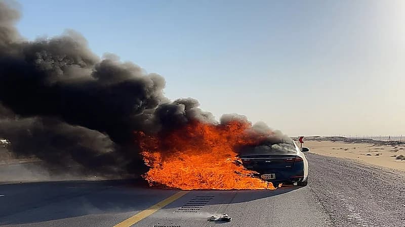 اشتعال مفاجئ لسيارة مواطن وسط الطريق