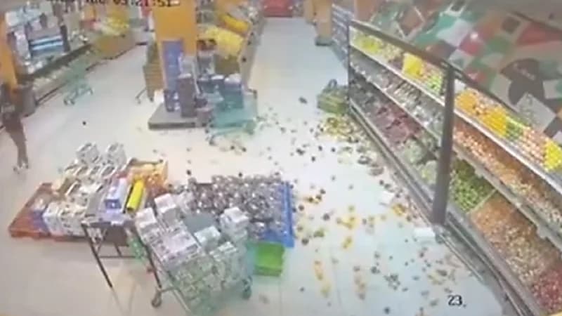 متسوقون يفرون من متجر لحظة اصطدام شاحنة بواجهته .. فيديو