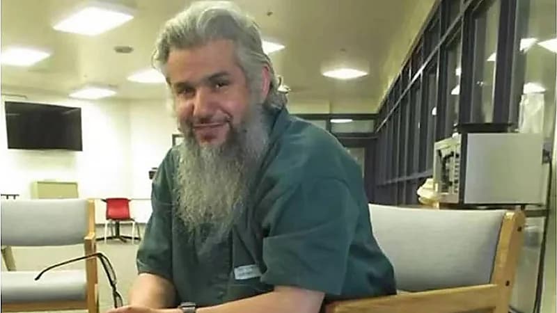 حميدان التركي يسجد شكراً لله بعد وصوله العاصمة الرياض.. فيديو