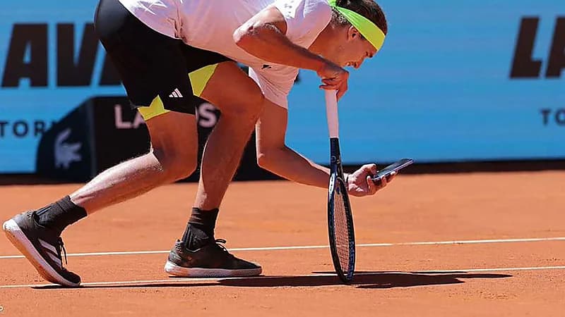 لاعب تنس يستخدم هاتفه لإثبات خطأ تحكيمي