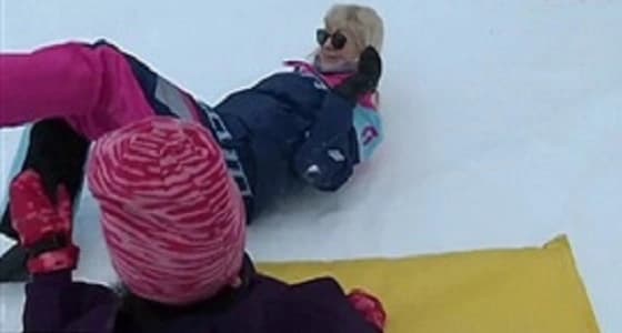 بالفيديو.. طالب يضع مديرة مدرسته في موقف محرج