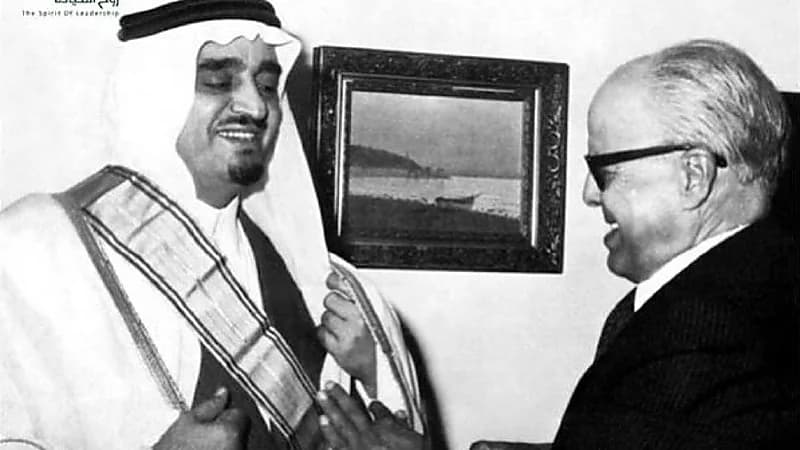 صورة نادرة للرئيس التونسي السابق "بورقيبة" وهو يقلد الملك فهد وسام الاستحقاق