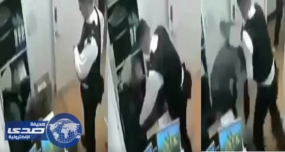 بالفيديو.. الشرطة البريطانية تعتدي على مسلمة خلال التحقيق معها