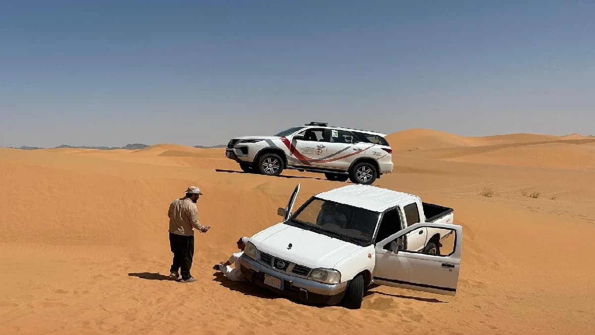 إنقاذ شابين علقت مركبتهما في محمية نفوذ العريق