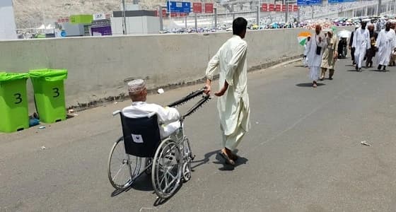 حاج باكستاني ينهي معاناة والده من مشقة الوصول إلى الجمرات