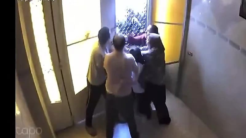 لقطات مروعة لضرب أستاذة جامعية وبناتها على يد مستأجرين بعمارتهن .. فيديو