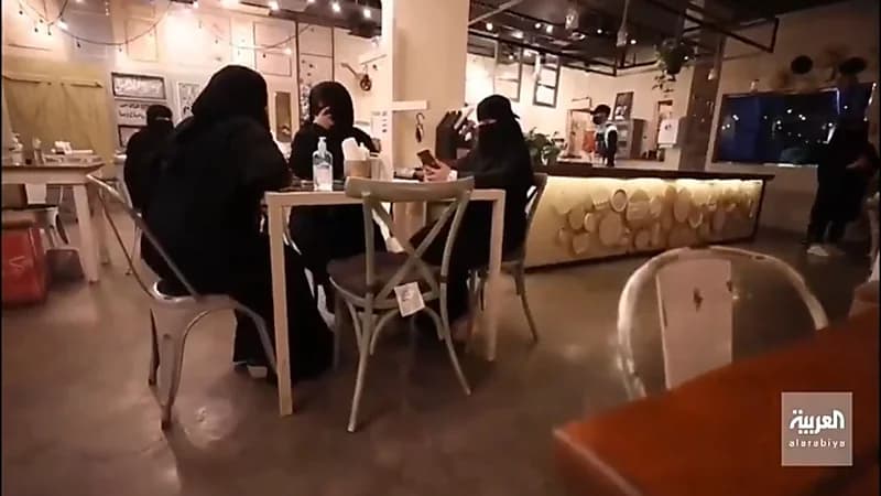 بالفيديو.. 3 صديقات يعملن في الصيدلة صباحًا ويُدرن مطعمًا مساءًا في الطائف