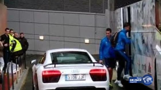 مظلي أردني يحمل علم السعودية خلال الاستعراض العسكري بمناسبة زيارة خادم الحرمين