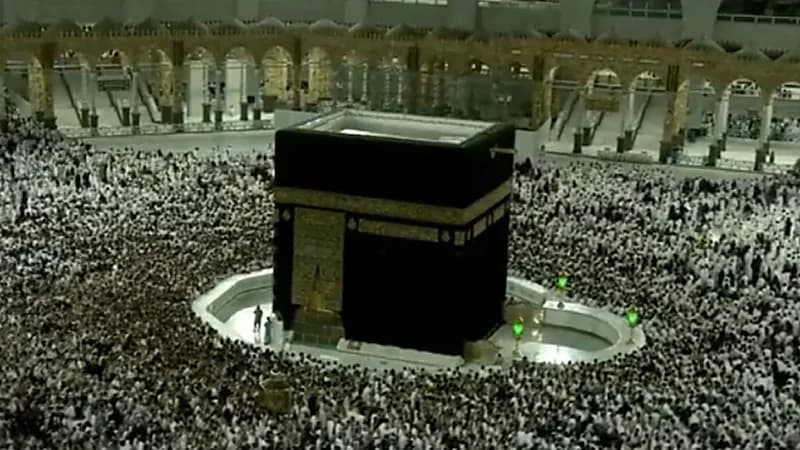 شاهد.. زحام لافت بين المعتمرين وهم يحيطون بالكعبة فجر اليوم