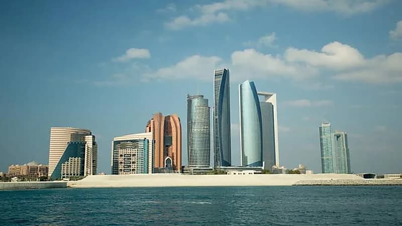 الإمارات تقلل أيام العمل إلى 4 ونصف يوم أسبوعيًا