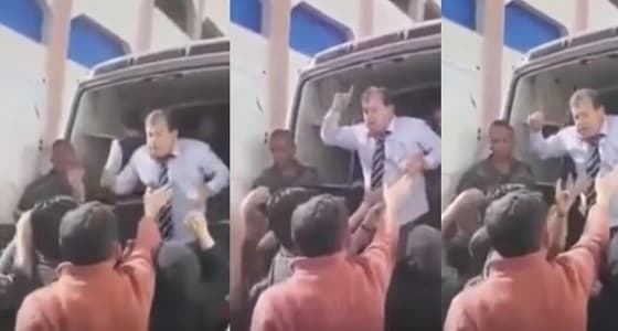 بالفيديو.. برلماني سوري يستغل حاجة أهالي الغوطة ويجبرهم على الهتاف لبشار