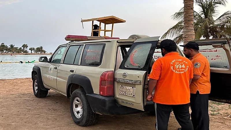 إنقاذ طفلة من الغرق أثناء ممارسة السباحة