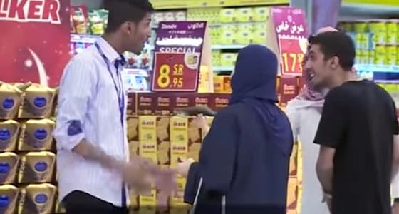 بالفيديو.. ردود فعل غاضبة من رواد متجر ضد بائع في " الصدمة "