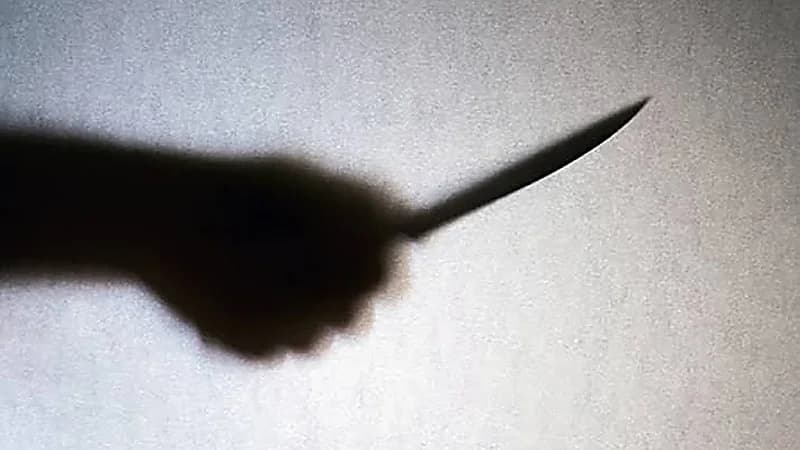 مسن يطعن حفيده بسكين بسبب ضغوط نفسية