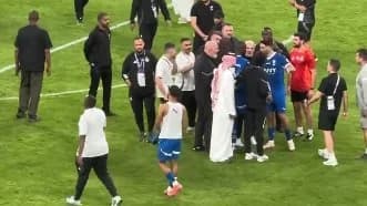 ميتروفيتش يطلب من لاعبي ⁧‫الهلال‬⁩ مغادرة الملعب .. فيديو
