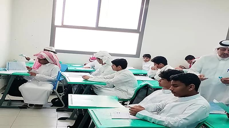 طلاب مدرسة واثلة بن الخطاب المتوسطة يؤدون اختبارات نافس.. صور