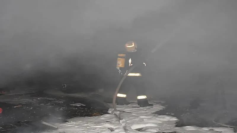 بالصور.. اندلاع حريق في ورشة بالرياض