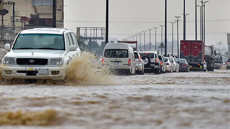 الأرصاد: أمطار رعدية غزيرة تضرب معظم مناطق المملكة حتى الخميس