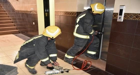 احتجاز 4 أشخاص بمصعد في العاصمة المقدسة