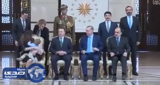 بالفيديو.. طفل السفير الأسترالي بتركيا يحرجه في مراسم التسلم الرسمية