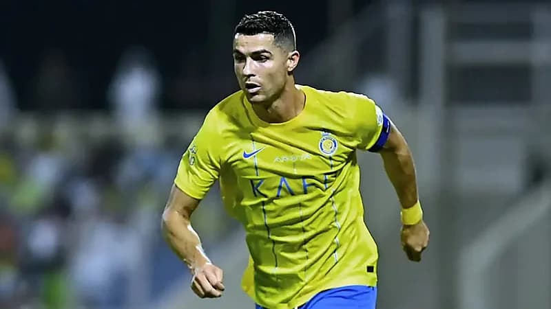 مسؤولو بيرسبوليس يقدمون الهدايا لـ رونالدو.. فيديو وصور