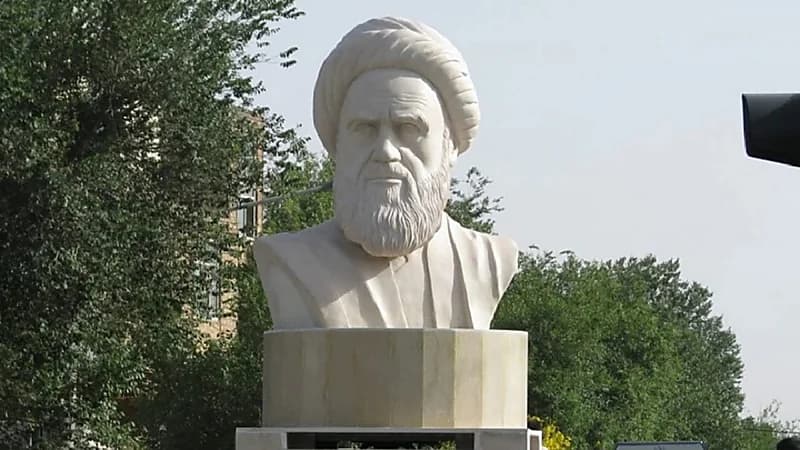 "الملالي" يعتقل شخصًا لتدميره تمثال الخميني