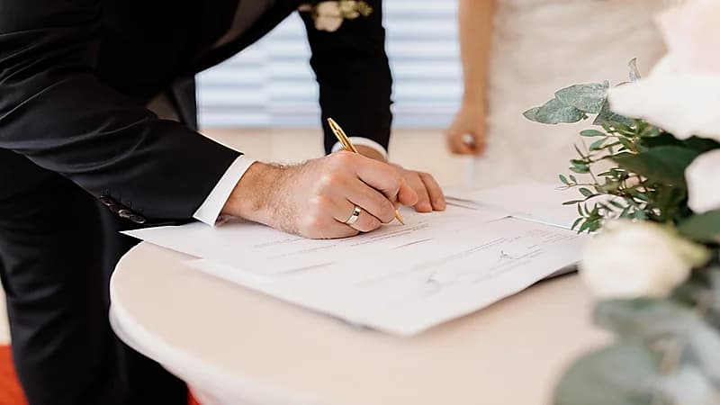 المهر مسدس وسيارة..عقود زواج تثير الجدل في العراق