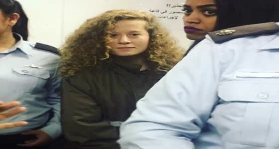 من داخل المحكمة.. عهد التميمي تقهر دولة الاحتلال بابتسامتها