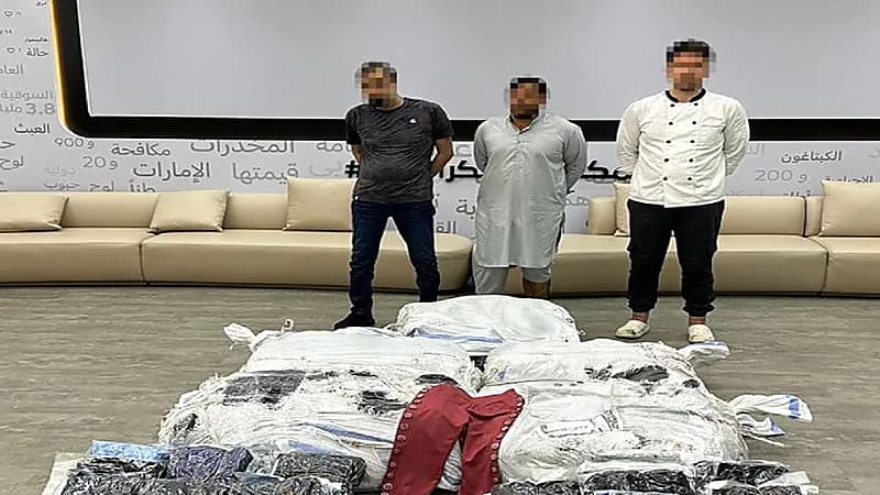 تعاون سعودي إماراتي يحبط تهريب أقراص الكبتاجون مخبأة داخل أزرار ملابس.. فيديو وصور