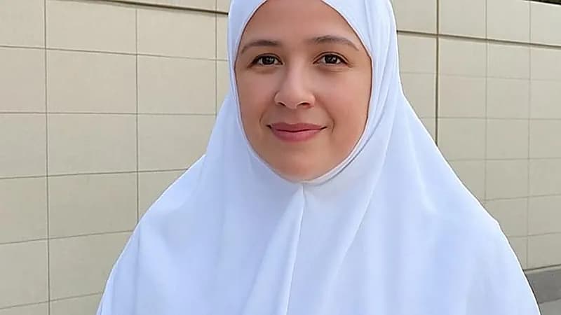 ياسمين عبدالعزيز تؤدي مناسك الحج وسط أجواء روحانية