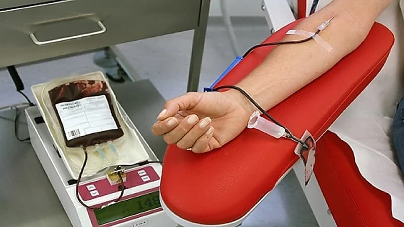 منح 21 مقيماً ميدالية الاستحقاق من الدرجة المناسبة لتبرعهم بالدم عشر مرات