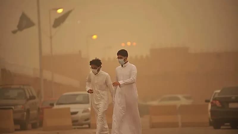 تحذيرات من الغبار: الكمامة ضرورة لحماية جهازك التنفسي