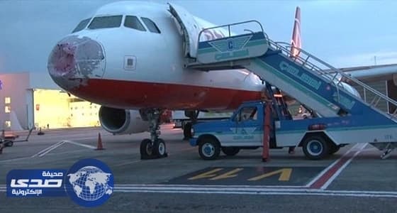 بالفيديو.. معجزة إنقاذ 127 سائحا بعد تحطم واجهة طائرتهم