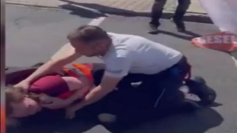 قائد شاحنة يعتدي على نشطاء المناخ في ألمانيا.. فيديو