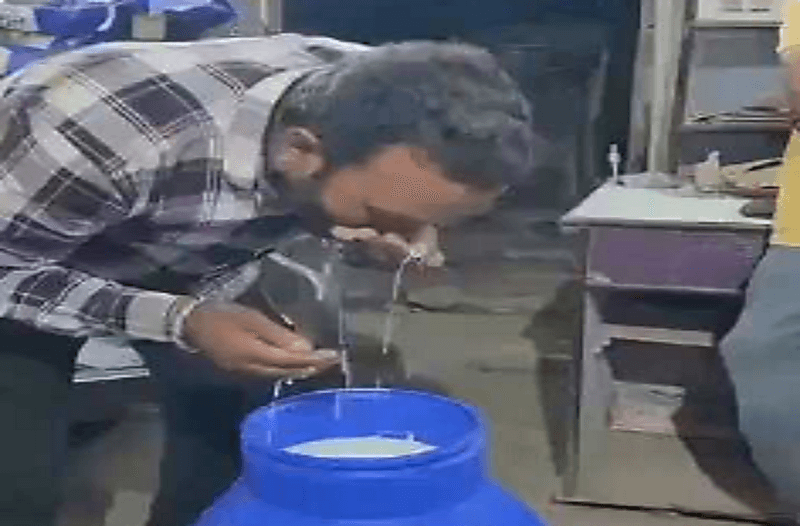 أحد بائعي الحليب بالهند يختبر جودته بطريقة غريبة .. فيديو