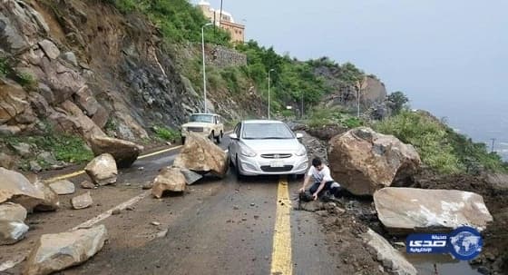 انهيار صخري يعرقل السير جراء الأمطار الغزيرة بفيفاء