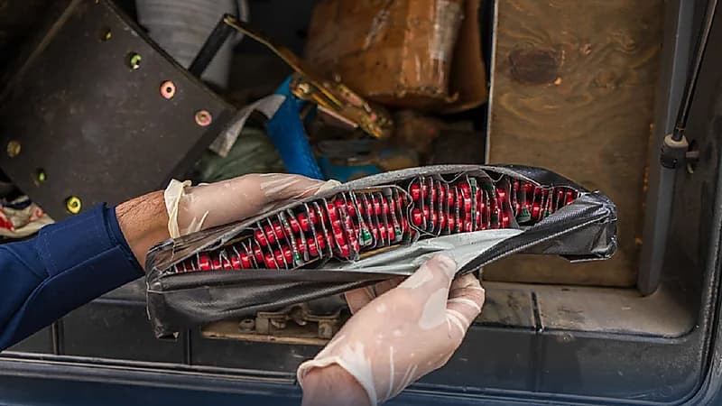 "الجمارك" تُحبط محاولتي تهريب 27 كيلو جرام من الشبو و17 ألف حبة محظورة‎