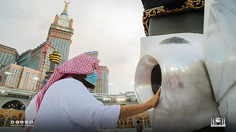 "السديس" يشارك في تطييب الكعبة المشرفة والحجر الأسود