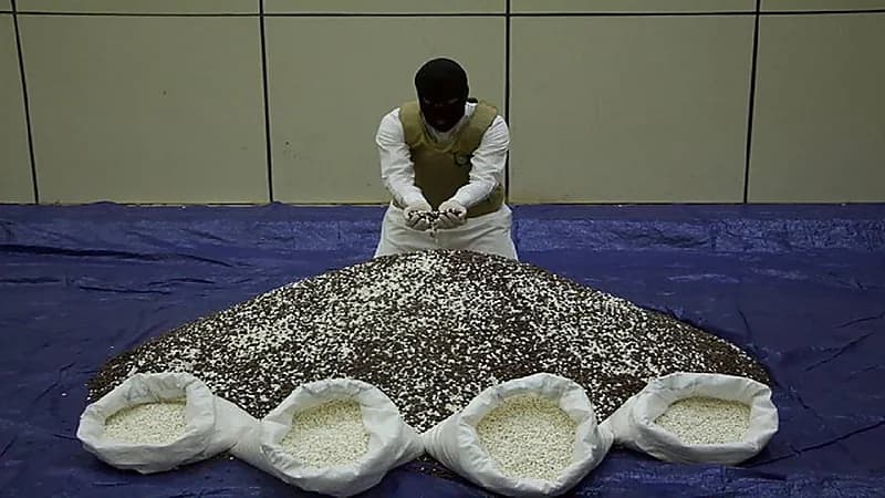 بالفيديو.. القبض على 6 أشخاص قاموا بتهريب مليون قرص إمفيتامين مخدر للمملكة